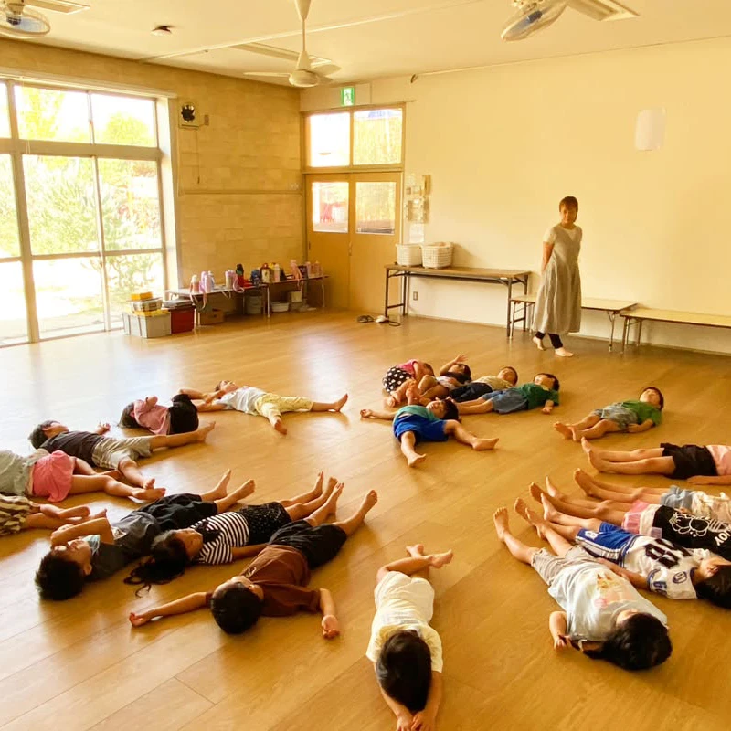 室内で体を動かす
